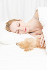 犬と寝る若い白人女性