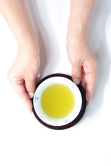 日本茶を両手でおだしする