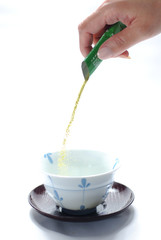 粉末の日本茶を器に注ぐ