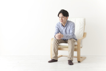 椅子でくつろぐ男性