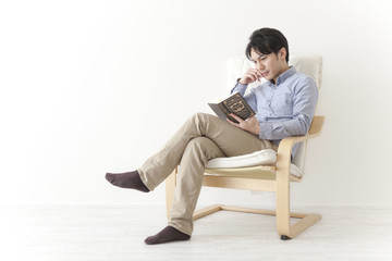 読書をする男性