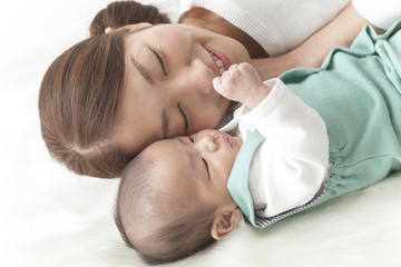 Obraz na płótnie Canvas お母さんと寝る赤ちゃん