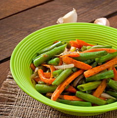 Sauteed green beans with carrots, onion and garlic