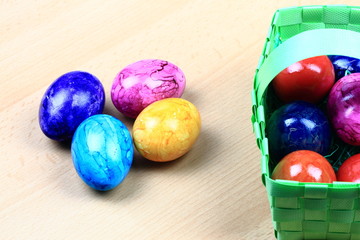 Ostereier neben Osterkorb