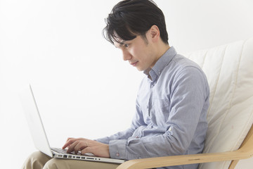 Fototapeta premium PCを操作する男性