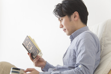 読書をする男性
