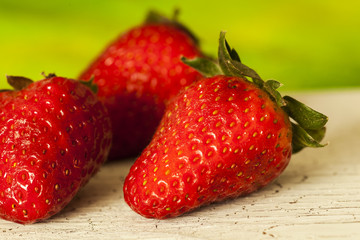 Fragole su legno screpolato
