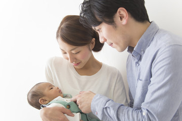 子育てをする夫婦