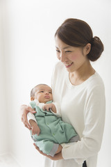 赤ちゃんをだっこする女性