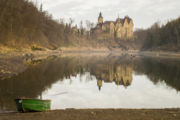 Zamek Czocha wczesną wiosną,widok od strony jeziora - obrazy, fototapety, plakaty