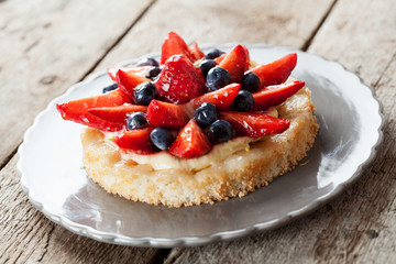Tartlet with custard and berries