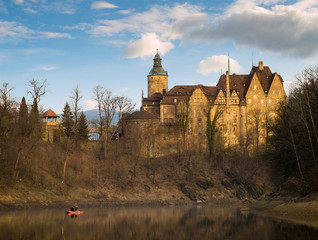 Zamek Czocha wczesną wiosną,widok od strony jeziora