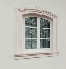 Bogenfenster aus PVC im renovierten Bauernhaus perspektivisch