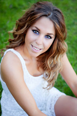 Naklejka premium Cool pretty woman sitting on the grass