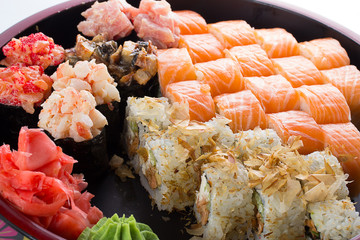 Sushi roll and ginkan set on a round japanese plate