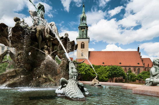 Neptin fountain in front of Marienkirche