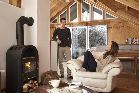 Paar sitzt vor dem Kamin