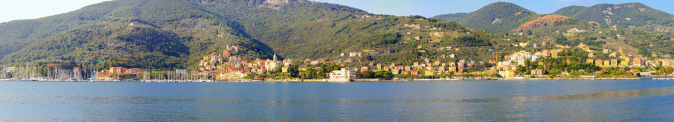 Fototapeta na wymiar Fezzano panorama
