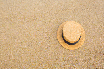 Fototapeta na wymiar straw hat on the shore of a beach