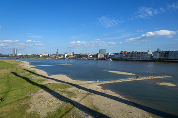 Obraz premium Rhein bei Niedrigwasser