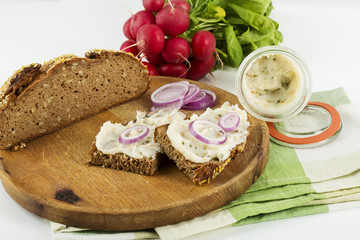 Schmalzbrot mit Kresse, rote Zwiebel und Radieschen