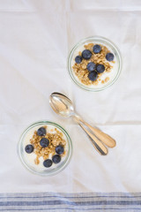 Joghurt mit Granola und Heidelbeeren
