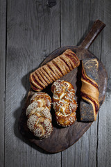 Laugengebäck, Sonnenblumenkerne, Sesamkörner und Mohn