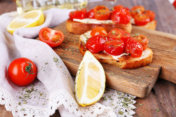 Slices of white toasted bread with canned tomatoes and lime