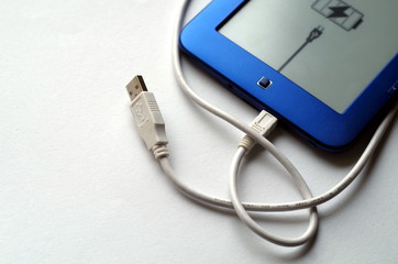 Ebook reader z kablem USB - obrazy, fototapety, plakaty