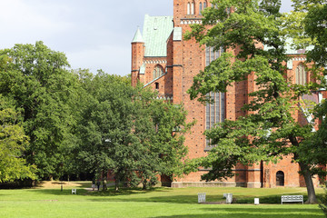 Westfassade des Münsters und englischer Garten in Doberan