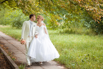 Fototapeta na wymiar groom and bride on walking