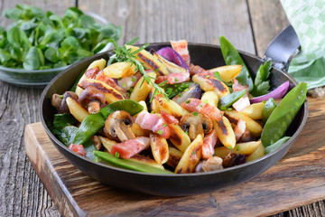 Schupfnudelpfanne mit Speck und Gemüse