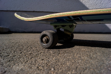 Skateboard auf Asphalt Fokus auf Rolle