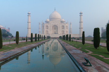 Fototapeta premium Taj Mahal in the fog early morning