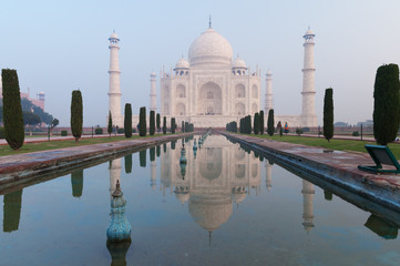 Obraz premium Taj Mahal in the fog early morning