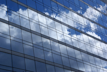 Wolkenspiegelung in Glasfassade La Défense