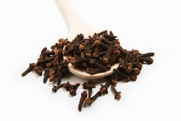 Obraz premium Cloves spice in a wooden spoon close-up