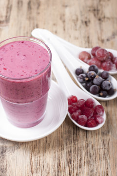 Smoothies of black currant, red currant and gooseberry with yogu