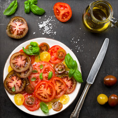 Bunter Tomatensalat mit Basilikum