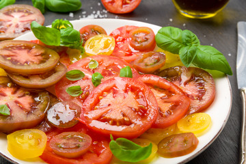 Bunter Tomatensalat mit Basilikum