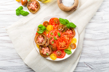 Bunter Tomatensalat mit Basilikum