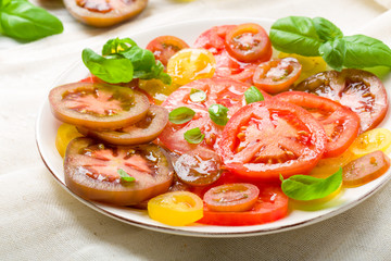 Bunter Tomatensalat mit Basilikum