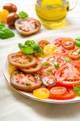 Bunter Tomatensalat mit Basilikum