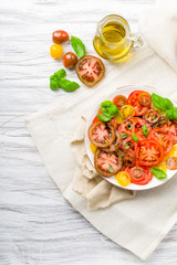 Bunter Tomatensalat mit Basilikum