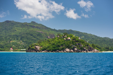 Obraz premium View of Seychelles coastline with houses in the forest
