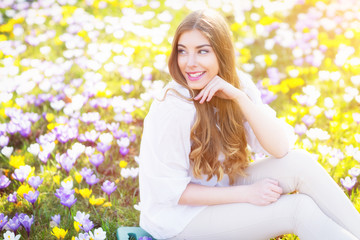 frau auf blumenwiese im frühling