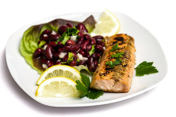 Salmon fillet grilled with bean salad, lemon and parsley