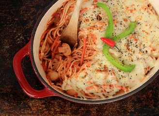 Spaghetti with cheese baked in the oven - 80097874