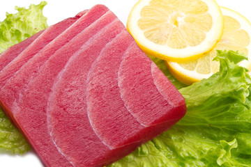 tuna sashimi with salad and lemon
