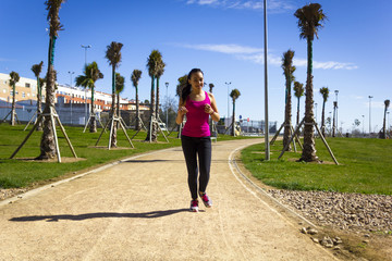 Chica joven haciendo ejercicio junto al rio en Badajoz, España